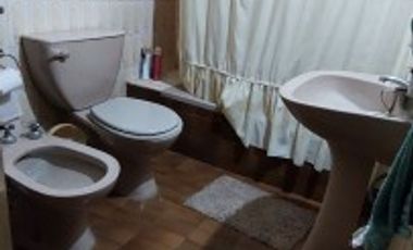 Casa 4 ambientes en Longchamps con garage y fondo libre. Oportunidad !!!
