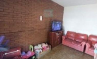 Casa 4 ambientes en Longchamps con garage y fondo libre. Oportunidad !!!