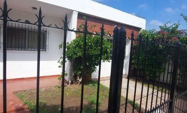 Casa 4 ambientes en Longchamps con garage y fondo libre. Oportunidad !!!