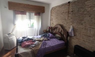 Casa 4 ambientes en Longchamps con garage y fondo libre. Oportunidad !!!