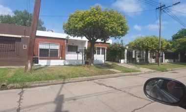 Casa 4 ambientes en Longchamps con garage y fondo libre. Oportunidad !!!