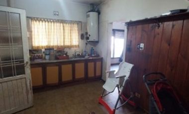 Casa 4 ambientes en Longchamps con garage y fondo libre. Oportunidad !!!