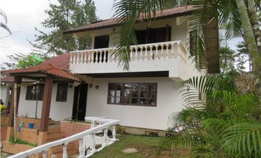 Vendo casa en Cerro Azul *24DD-CA-1*