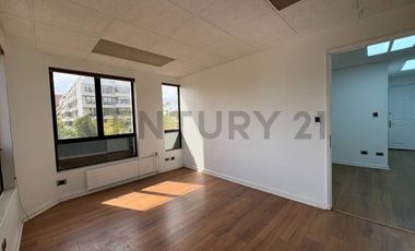 Arriendo iiluminada oficina en Libertad