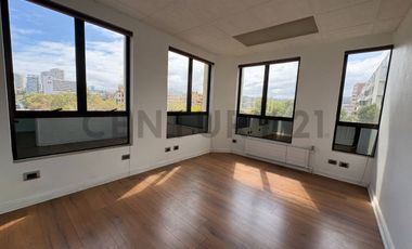 Arriendo iiluminada oficina en Libertad