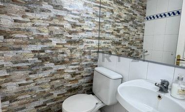 Arriendo iiluminada oficina en Libertad