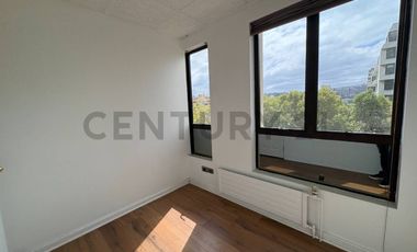 Arriendo iiluminada oficina en Libertad