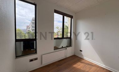 Arriendo iiluminada oficina en Libertad