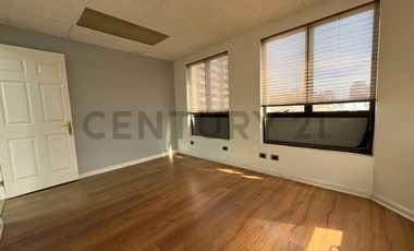 Arriendo iiluminada oficina en Libertad