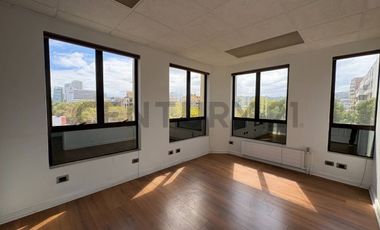 Arriendo iiluminada oficina en Libertad