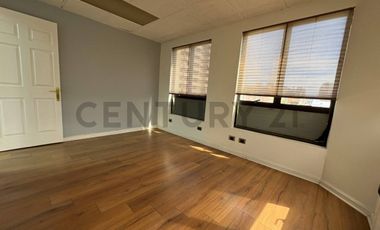 Arriendo iiluminada oficina en Libertad