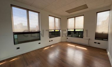 Arriendo iiluminada oficina en Libertad
