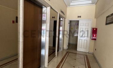 Arriendo iiluminada oficina en Libertad