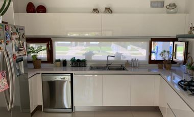 Importante casa en Nuevo Quilmes lote central, excelente calidad constructiva