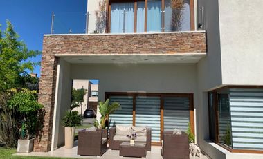 Importante casa en Nuevo Quilmes lote central, excelente calidad constructiva