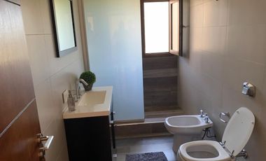 Importante casa en Nuevo Quilmes lote central, excelente calidad constructiva