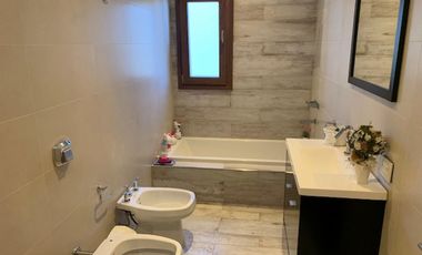 Importante casa en Nuevo Quilmes lote central, excelente calidad constructiva