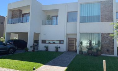 Importante casa en Nuevo Quilmes lote central, excelente calidad constructiva