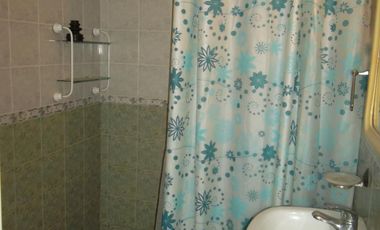 VENTA DE CASA MULTIFAMILIAR DE CUATRO AMB. Y FONDO LIBRE ZONA CHILAVERT