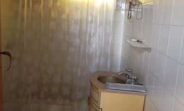 VENTA DE CASA MULTIFAMILIAR DE CUATRO AMB. Y FONDO LIBRE ZONA CHILAVERT