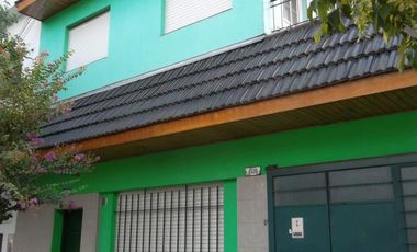 VENTA DE CASA MULTIFAMILIAR DE CUATRO AMB. Y FONDO LIBRE ZONA CHILAVERT