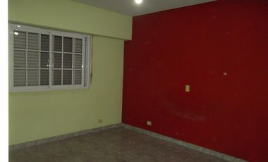 VENTA DE CASA MULTIFAMILIAR DE CUATRO AMB. Y FONDO LIBRE ZONA CHILAVERT