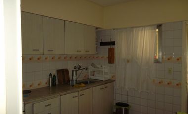 VENTA DE CASA MULTIFAMILIAR DE CUATRO AMB. Y FONDO LIBRE ZONA CHILAVERT