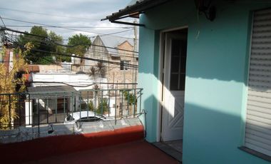 VENTA DE CASA MULTIFAMILIAR DE CUATRO AMB. Y FONDO LIBRE ZONA CHILAVERT