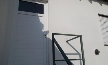 VENTA DE CASA MULTIFAMILIAR DE CUATRO AMB. Y FONDO LIBRE ZONA CHILAVERT