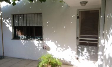 VENTA DE CASA MULTIFAMILIAR DE CUATRO AMB. Y FONDO LIBRE ZONA CHILAVERT