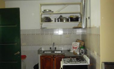 VENTA DE CASA MULTIFAMILIAR DE CUATRO AMB. Y FONDO LIBRE ZONA CHILAVERT