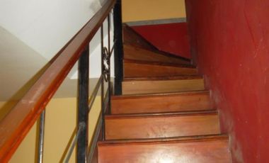 VENTA DE CASA MULTIFAMILIAR DE CUATRO AMB. Y FONDO LIBRE ZONA CHILAVERT