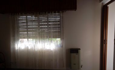 VENTA DE CASA MULTIFAMILIAR DE CUATRO AMB. Y FONDO LIBRE ZONA CHILAVERT