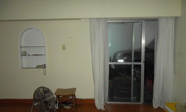 VENTA DE CASA MULTIFAMILIAR DE CUATRO AMB. Y FONDO LIBRE ZONA CHILAVERT