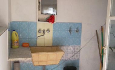 VENTA DE CASA MULTIFAMILIAR DE CUATRO AMB. Y FONDO LIBRE ZONA CHILAVERT