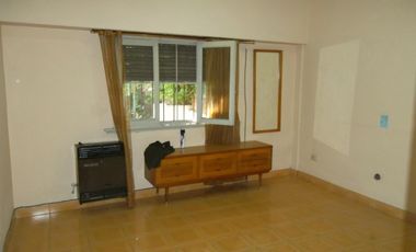 VENTA DE CASA MULTIFAMILIAR DE CUATRO AMB. Y FONDO LIBRE ZONA CHILAVERT