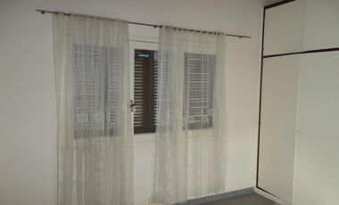 VENTA DE CASA MULTIFAMILIAR DE CUATRO AMB. Y FONDO LIBRE ZONA CHILAVERT