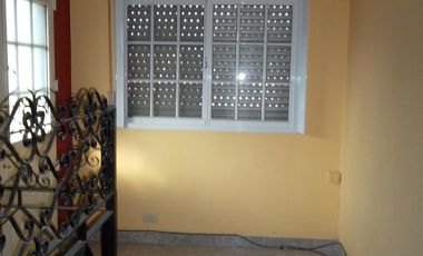 VENTA DE CASA MULTIFAMILIAR DE CUATRO AMB. Y FONDO LIBRE ZONA CHILAVERT