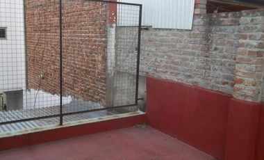 VENTA DE CASA MULTIFAMILIAR DE CUATRO AMB. Y FONDO LIBRE ZONA CHILAVERT