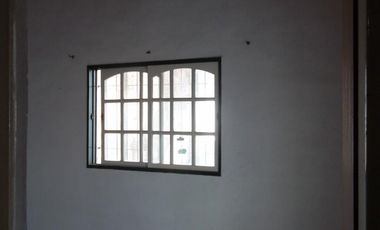 VENTA DE CASA MULTIFAMILIAR DE CUATRO AMB. Y FONDO LIBRE ZONA CHILAVERT