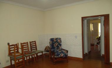 VENTA DE CASA MULTIFAMILIAR DE CUATRO AMB. Y FONDO LIBRE ZONA CHILAVERT