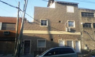 Departamento tipo casa de 4 amb en venta en Villa Luzuriaga