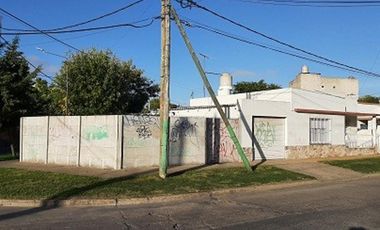 Excelente Propiedad en esquina, amplia y luminosa, muy cuidada..