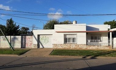 Excelente Propiedad en esquina, amplia y luminosa, muy cuidada..