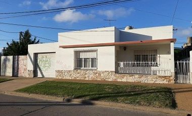 Excelente Propiedad en esquina, amplia y luminosa, muy cuidada..