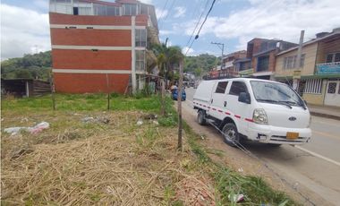 Lote comercial de 210 M2 en 400 mill en La Gran Via- Tena Cund.