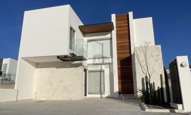 Lujosa casa Nueva de Autor, exclusivo diseño entre el México moderno y el tradicional. Juriquilla