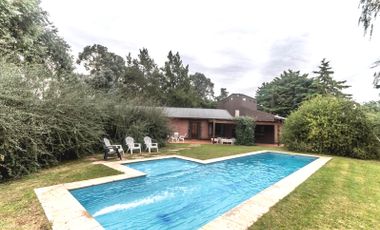 Venta casa quinta, tres dormitorios piscina y quincho en La Plata