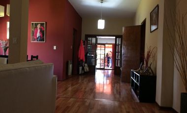 Casa de 4 o más AMBIENTES  ubicada a 350 metros de la estación.
