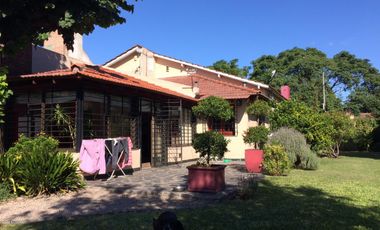 Casa de 4 o más AMBIENTES  ubicada a 350 metros de la estación.